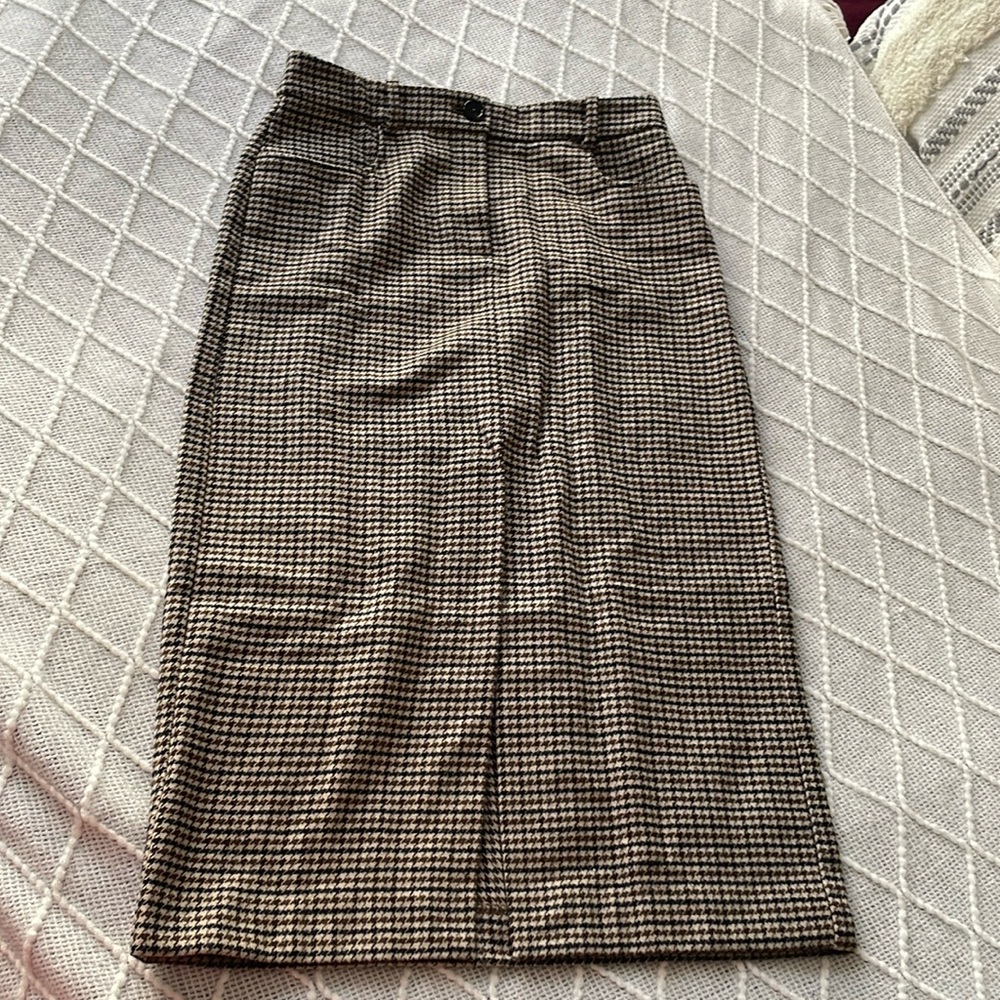Plaid skirt
Slip in front
Great condition